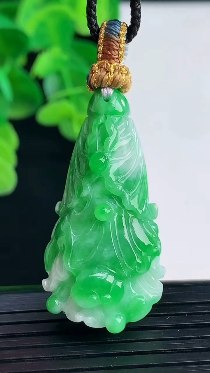 天然A货翡翠白菜吊坠尺寸39-19.9-12重量:12.26g
4月11日