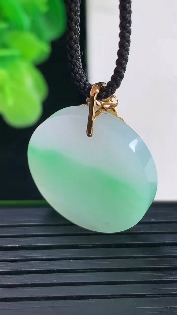 天然A货翡翠无事牌吊坠尺寸28.7-22.4-3.7重量:5.33g
4月11日