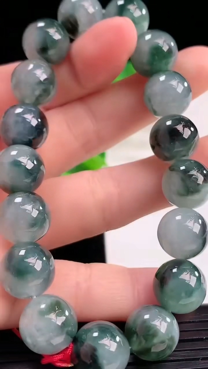 天然A货翡翠飘花圆珠手串尺寸11.4-17颗重量:44.97g4月11日
工厂直销收藏佳品,种好水足，色泽均匀，有种有色，上手高大气！