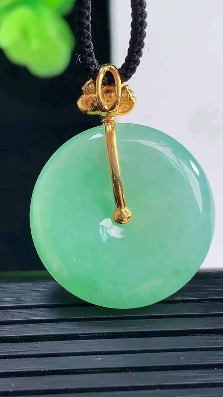 天然A货翡翠平安扣吊坠尺寸23.8-5.9重量:8.60g
4月11日