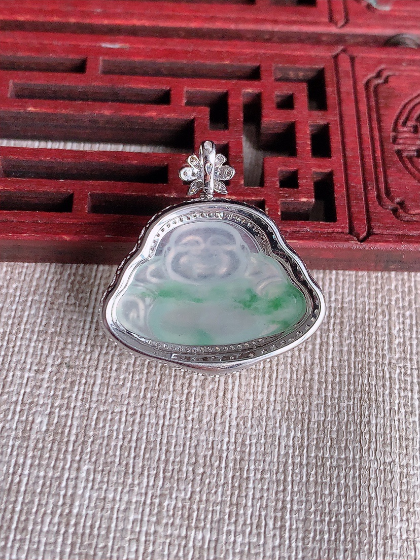 天然A货翡翠18K金伴钻镶嵌飘花佛公吊坠 
尺寸26.5-25.8-9.6裸石15-22.2mm 重