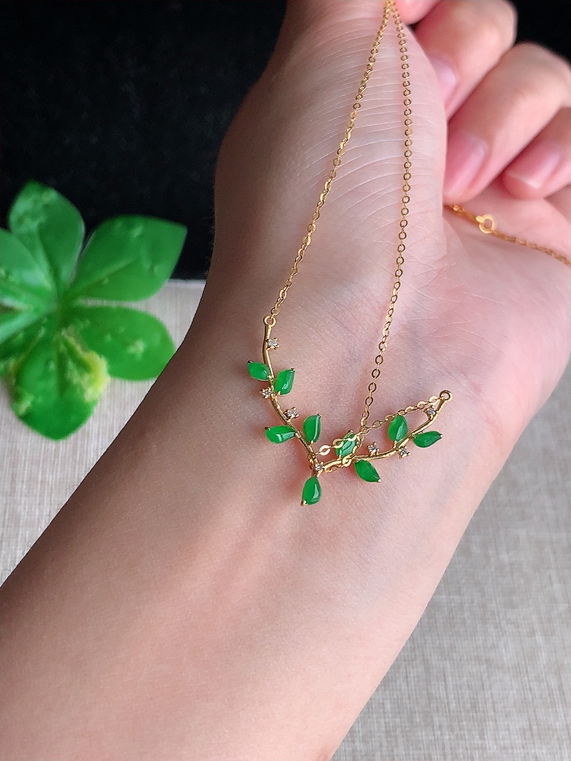 天然A货翡翠18K金镶嵌满绿随形项链 
尺寸4.7-2-1.7mm 重量1.74g 0410