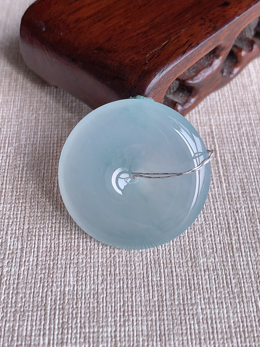 天然A货翡翠飘花平安扣吊坠 
尺寸31.5-5.8mm 重量12.70g 0410