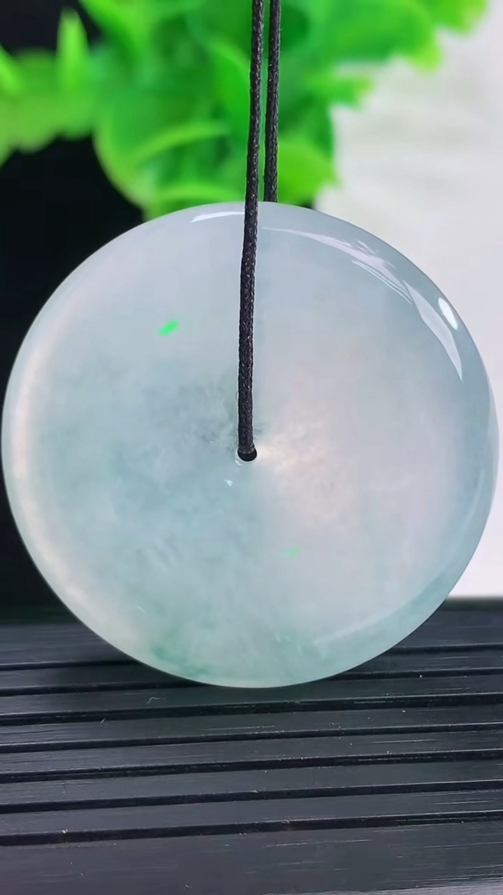 天然A货翡翠种飘花平安扣吊坠尺寸35.7-5.8重量:17.37g
4月11日