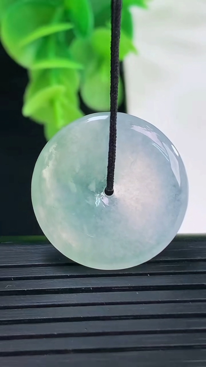 天然A货翡翠冰种飘花平安扣吊坠尺寸22.9-4.1重量:4.62g
4月11日