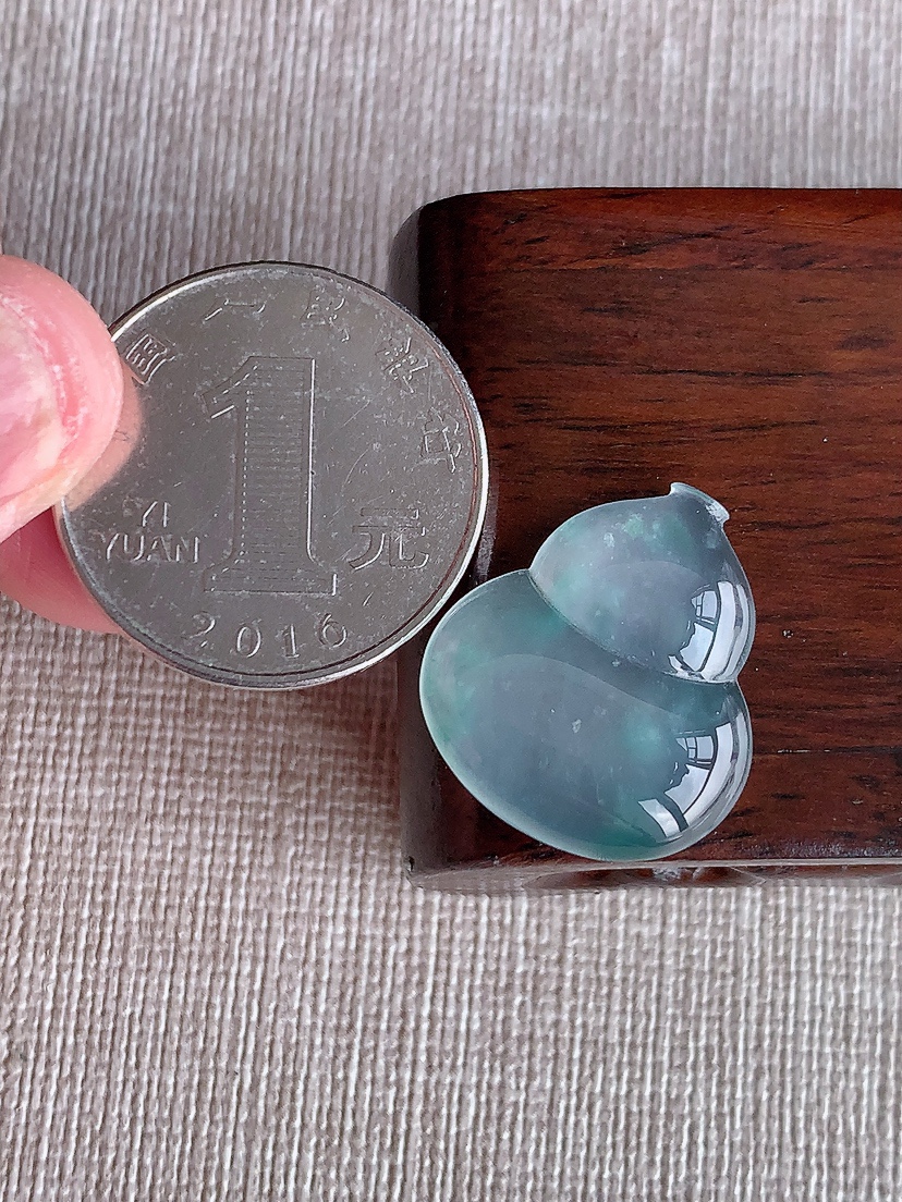 天然A货翡翠冰飘花一刀切葫芦镶嵌件 
尺寸21.5-19.2-4mm 重量2.96g 0410