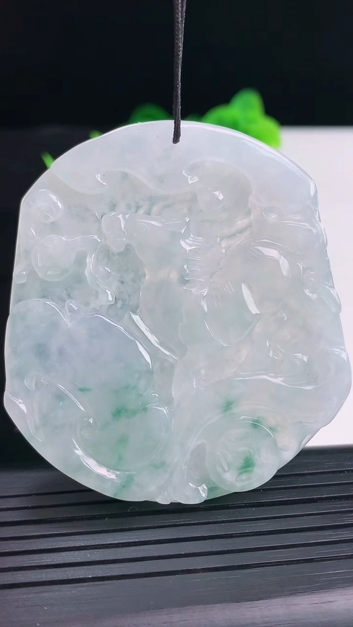 天然A货翡翠飘花生肖马吊坠尺寸56.6-51.6-5.6重量:38.04g
4月11日