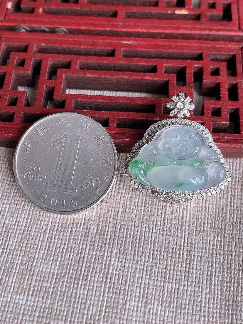 天然A货翡翠18K金伴钻镶嵌飘花佛公吊坠 
尺寸26.5-25.8-9.6裸石15-22.2mm 重量4.50g 0410