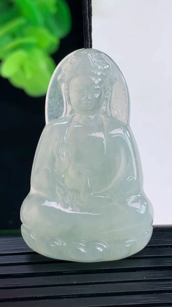 天然A货翡翠观音菩萨吊坠尺寸40.4-25.6-5重量:9.71g
4月11日