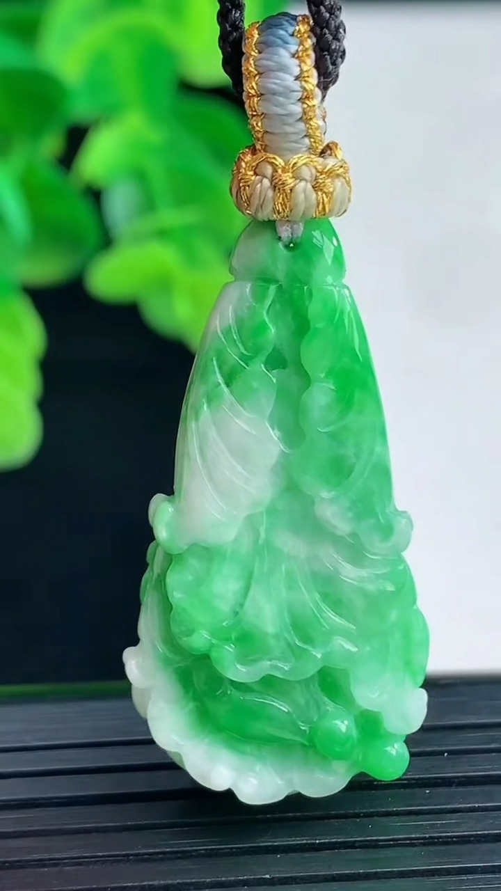 天然A货翡翠白菜吊坠尺寸39-19.9-12重量:12.26g
4月11日