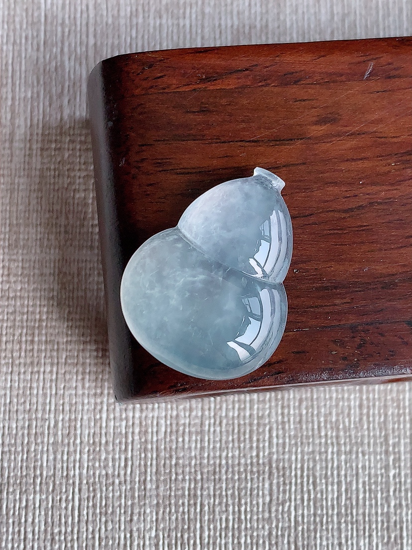 天然A货翡翠白冰白月光一刀切葫芦镶嵌件 
尺寸24.5-19-5.4mm 重量4.60g 0410