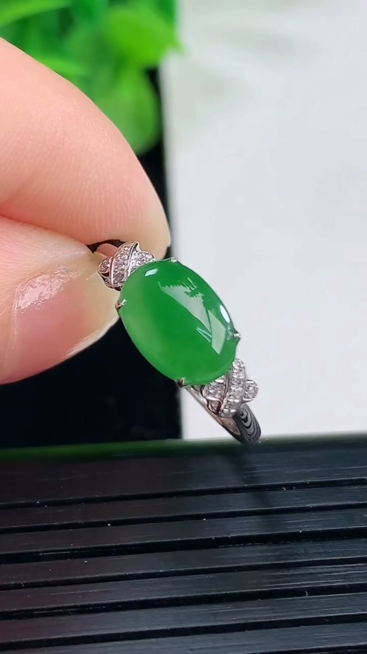 天然A货翡翠蛋面戒指尺寸17.2-9.9-6.6重量:1.46g2026年4月11日
工厂直销收藏佳品,种好水足，色泽均匀，有种有色，上手高大气！