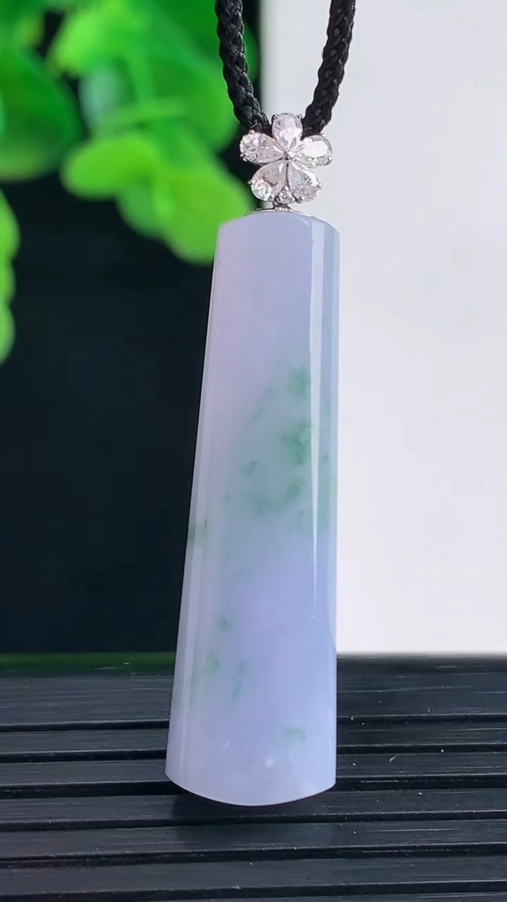 天然A货翡翠18K金紫罗兰飘花无事牌吊坠尺寸41.7-9.7-5.8重量:5.17g
4月11日