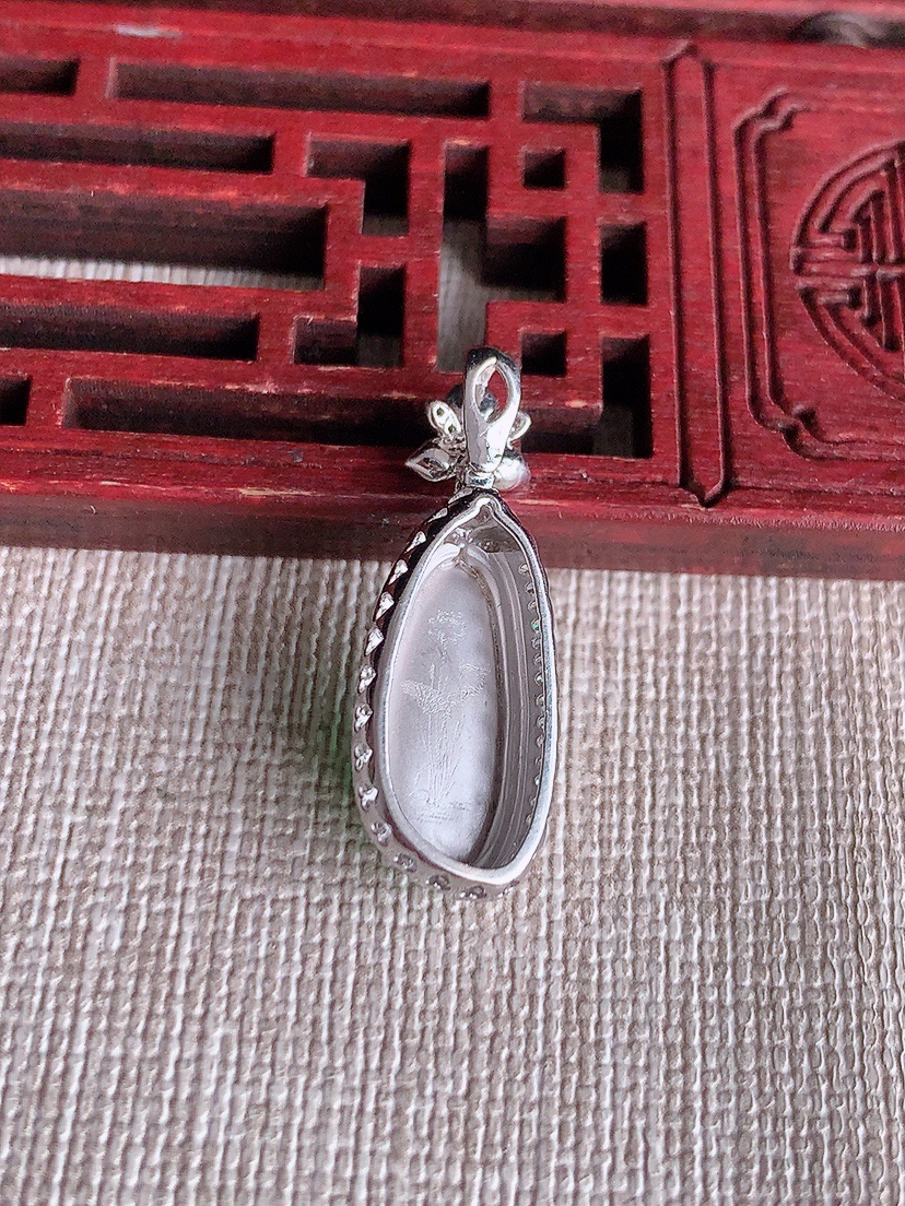 天然A货翡翠18K金伴钻镶嵌阳绿福瓜吊坠 
尺寸27.7-10-7.5裸石16.2-6.6mm 重量