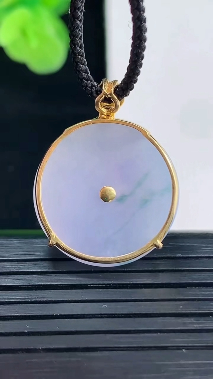 天然A货翡翠18K金紫罗兰飘花平安扣吊坠尺寸20.6-4.7重量:4.74g
4月11日