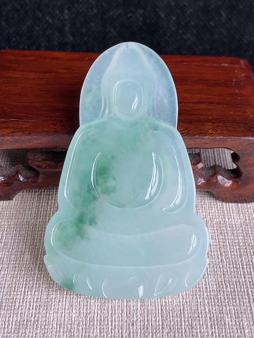 天然A货翡翠飘花素衣观音吊坠 
尺寸64-39.8-5.4mm 重量25.13g 0410