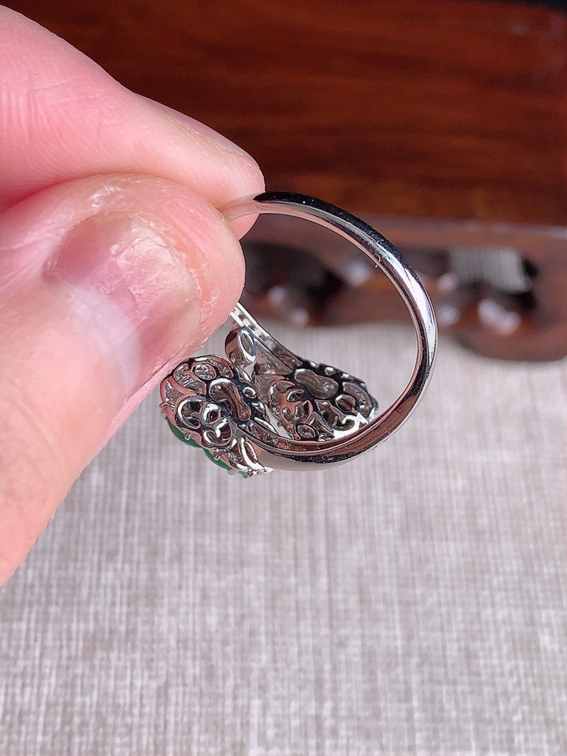 天然A货翡翠18K金伴钻镶嵌满绿葫芦戒指 圈口17.6裸石
尺寸8-6mm 重量2.73g 0410