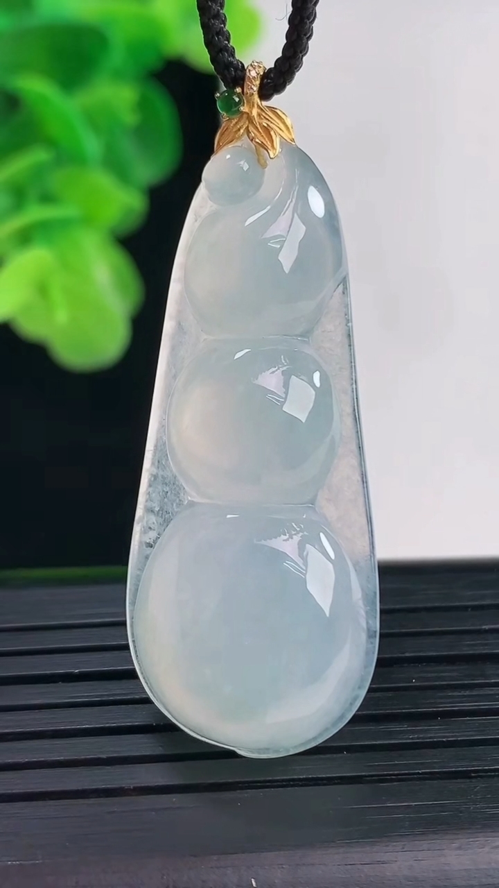 天然A货翡翠福豆吊坠尺寸49.2-17.6-6.9重量:8.54g
4月11日