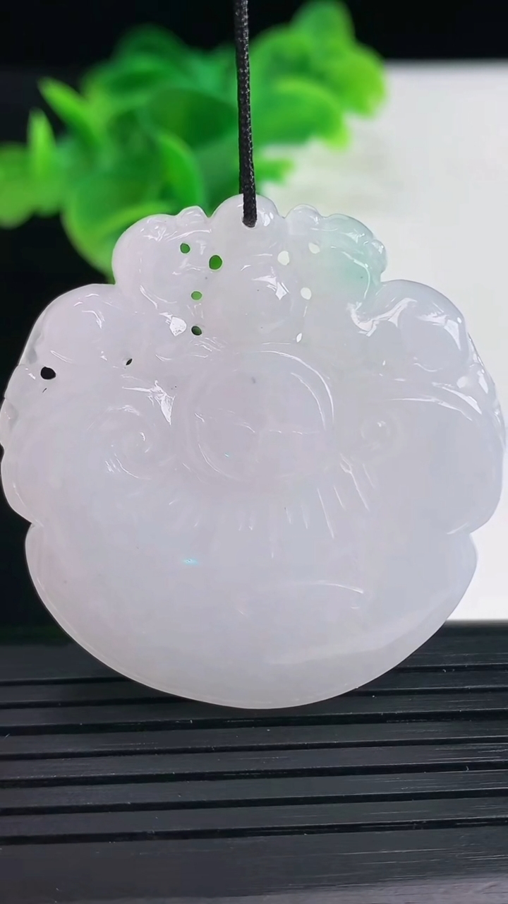 天然A货翡翠如意头吊坠尺寸42.4-42.5-8重量:28.81g
4月11日