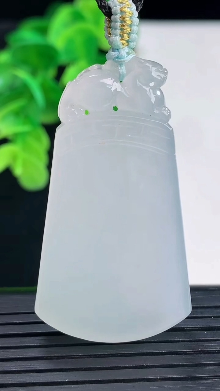 天然A货翡翠仿古无事牌吊坠尺寸48.1-267-5.5重量:18.71g
4月11日