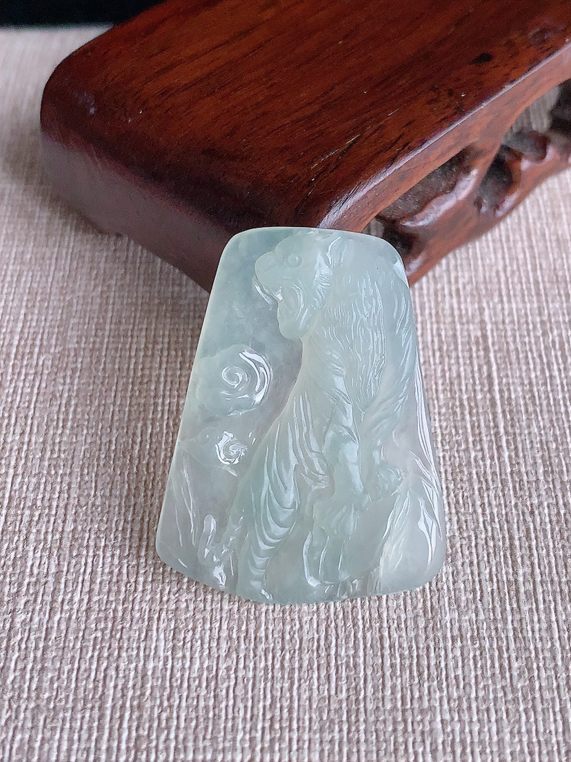 天然A货翡翠晴水生肖虎吊坠 
尺寸36-27.6-4.2mm 重量7.48g 0410