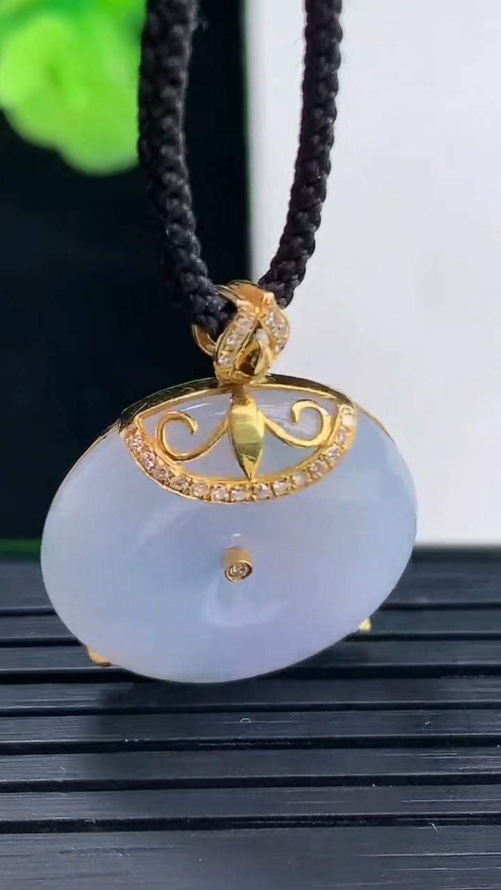 天然A货翡翠18K金紫罗兰飘花平安扣吊坠尺寸20.6-4.7重量:4.74g
4月11日