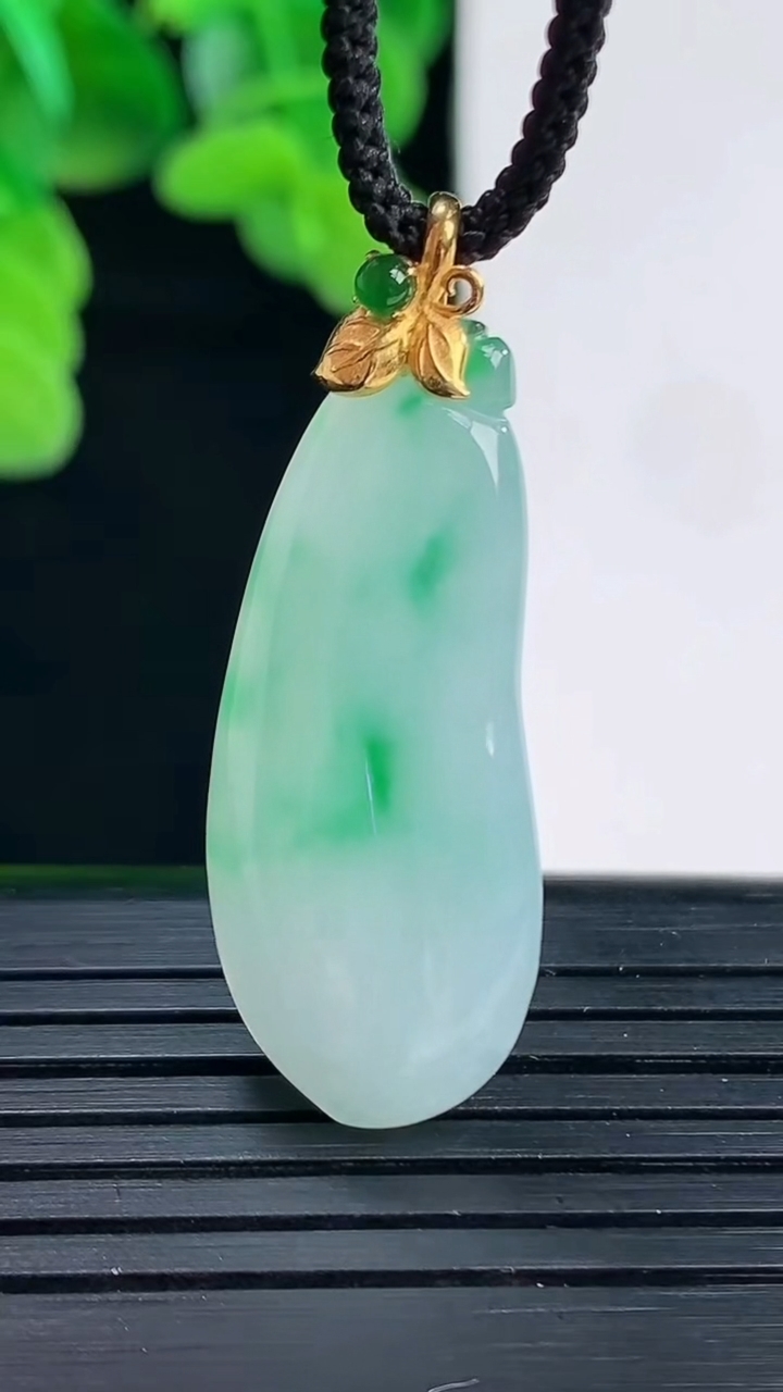 天然A货翡翠福瓜吊坠尺寸37.2-13.6-4.8重量:4.33g
4月11日