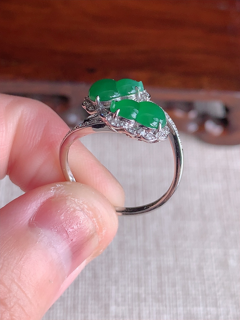 天然A货翡翠18K金伴钻镶嵌满绿葫芦戒指 圈口17.6裸石
尺寸8-6mm 重量2.73g 0410