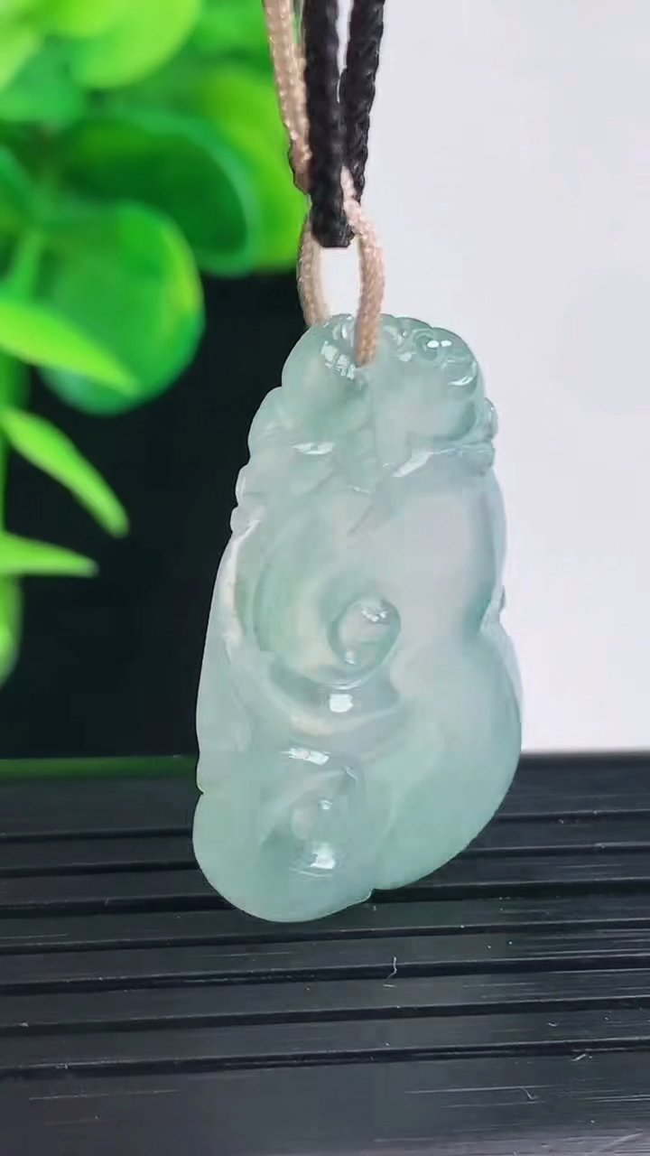 天然A货翡翠飘花如意吊坠尺寸33.4-17.8-3.5重量:4.36g
4月11日