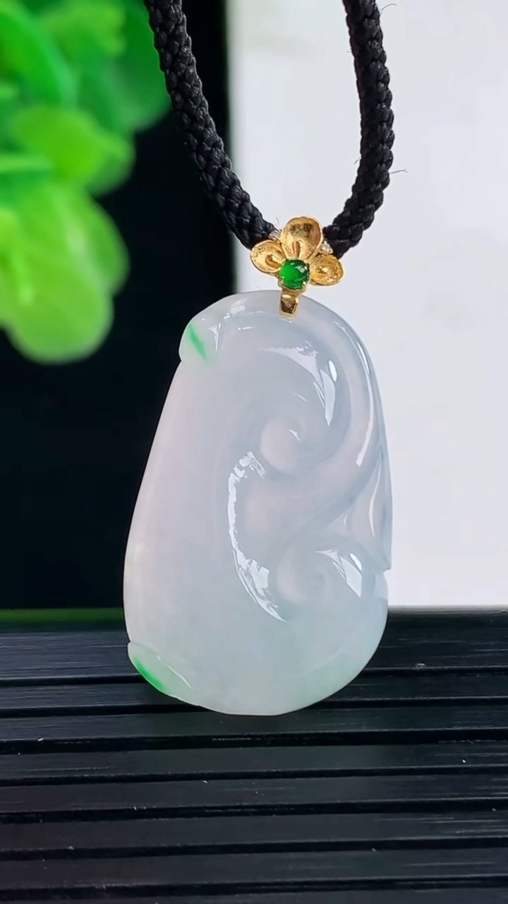 天然A货翡翠如意吊坠尺寸30.5-16.3-5.2重量:5.19g
4月11日
