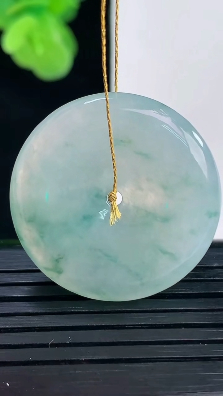 天然A货翡翠飘花平安扣吊坠尺寸28.3-5.5重量:10.00g
4月11日