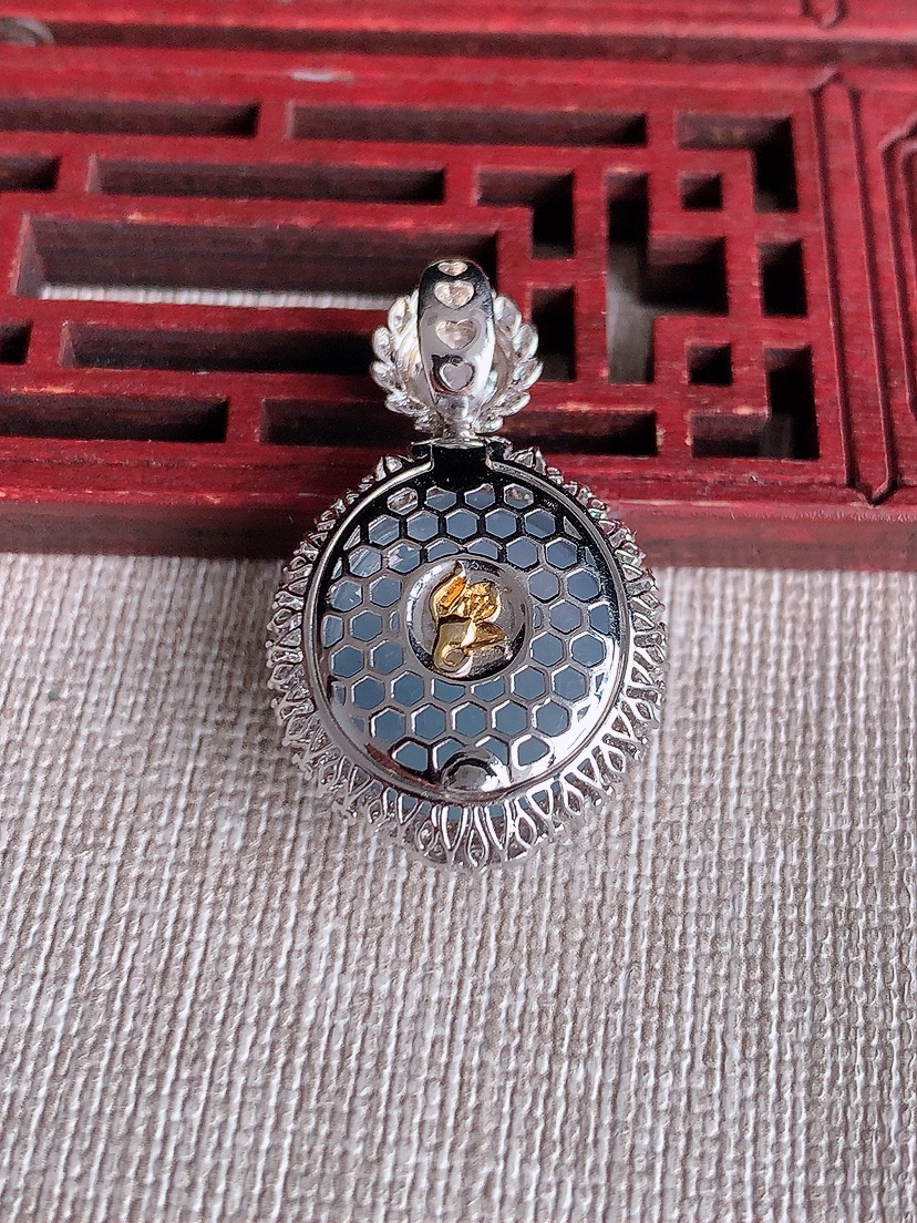 天然A货翡翠18K金伴钻镶嵌紫罗兰蛋面吊坠 
尺寸33.6-20-12.8裸石17-16mm 重量6