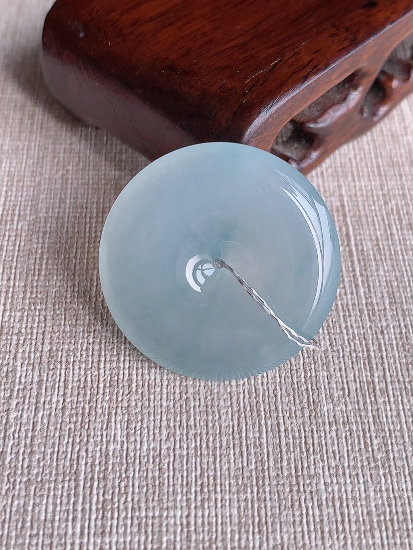 天然A货翡翠飘花平安扣吊坠 
尺寸31.5-5.8mm 重量12.70g 0410