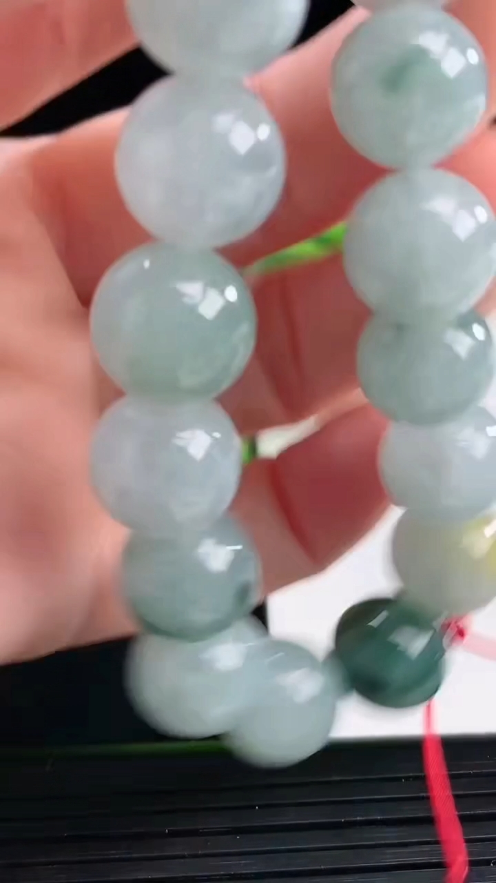 天然A货翡翠飘花圆珠手串尺寸11.2-17颗重量:44.57g4月11日
工厂直销收藏佳品,种好水足，色泽均匀，有种有色，上手高大气！