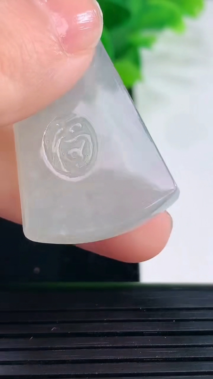 天然A货翡翠仿古无事牌吊坠尺寸46.6-24.6-5.9重量:15.36g
4月11日