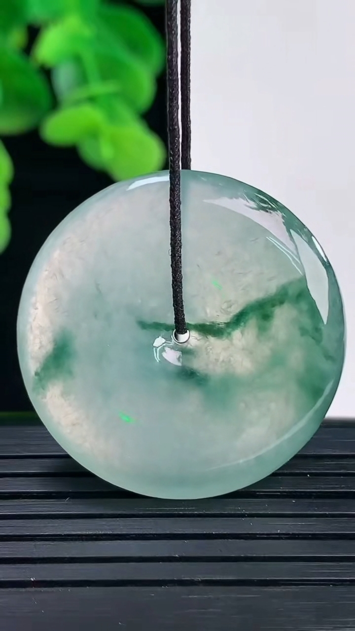 天然A货翡翠种飘花平安扣吊坠尺寸32-5.6重量:12.66g
4月11日