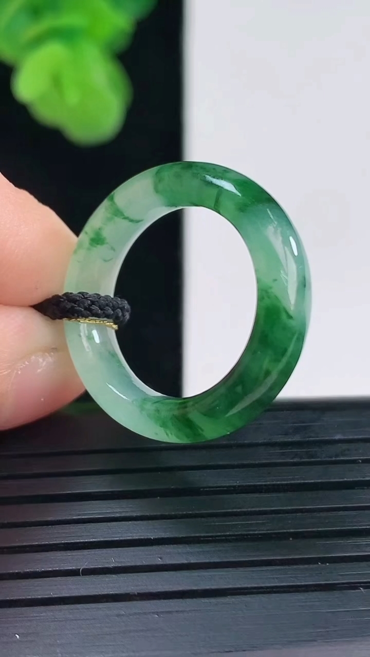 天然A货翡翠飘花指环戒指尺寸16.9-5.5-3.6重量:3.68g2026年4月11日
工厂直销收