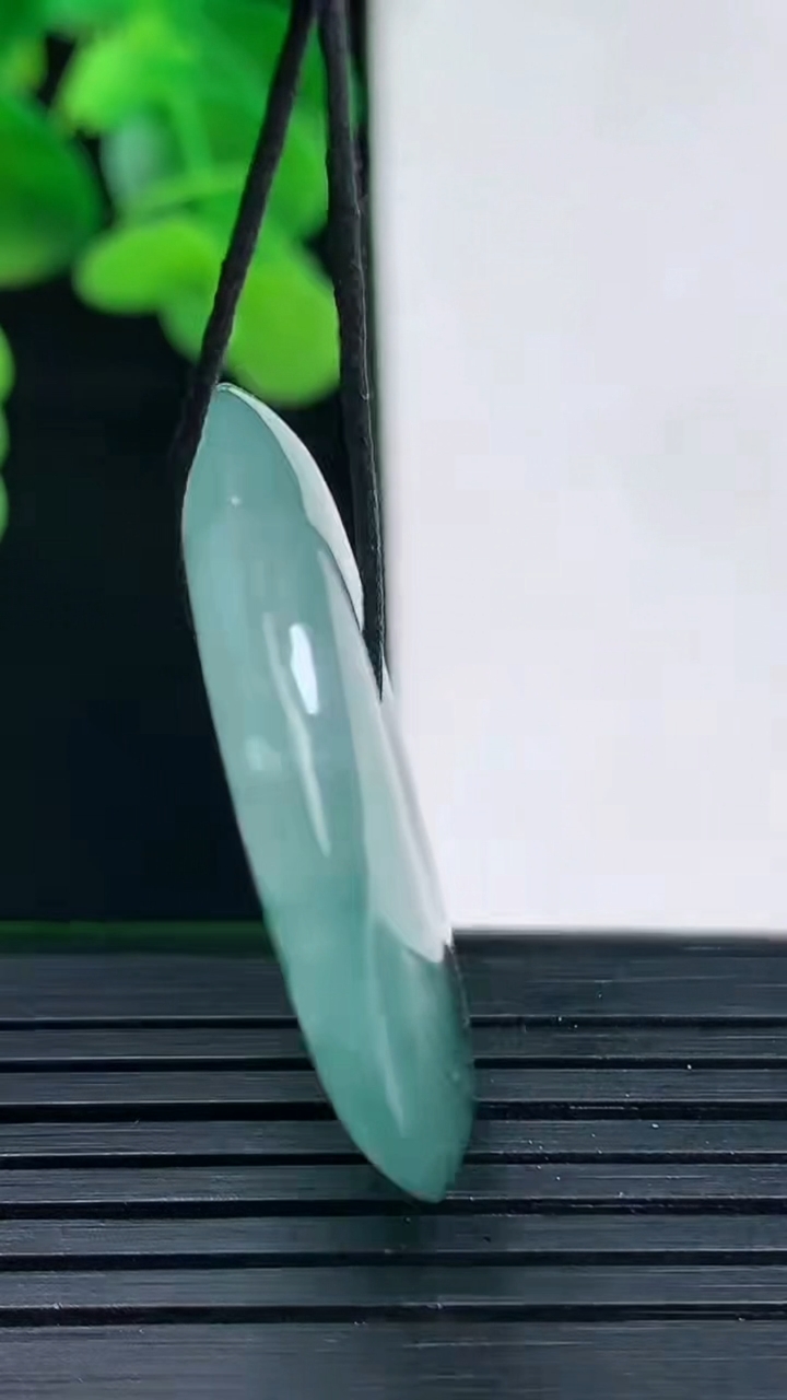 天然A货翡翠冰种飘花平安扣吊坠尺寸32.8-5.5重量:13.19g
4月11日