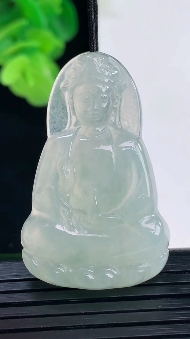 天然A货翡翠观音菩萨吊坠尺寸40.4-25.6-5重量:9.71g
4月11日