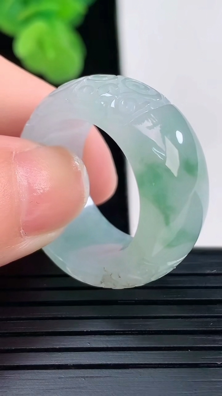 天然A货翡翠飘花雕花指环扳指尺寸19.4-11.6-4.7重量:11.73g2026年4月11日
工