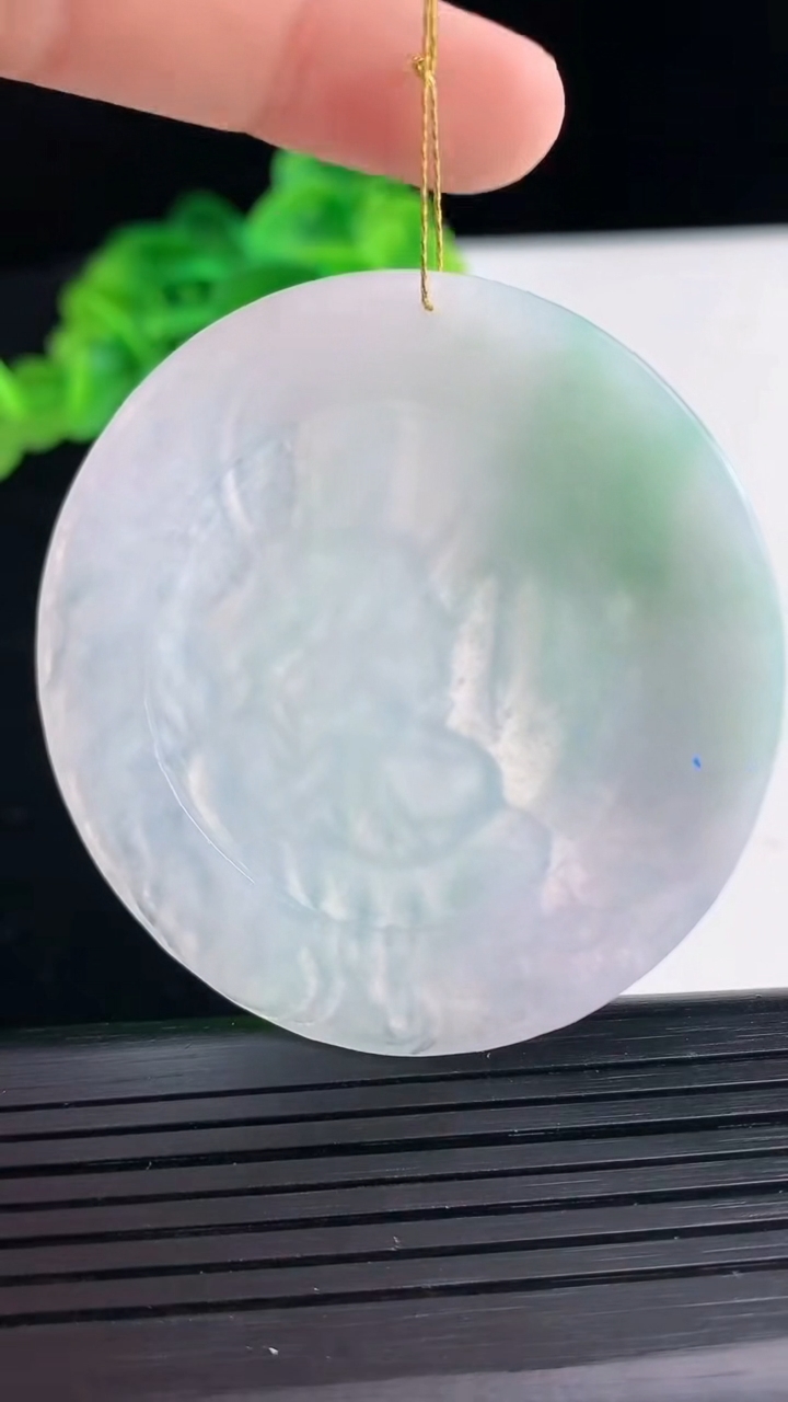 天然A货翡翠山水观音菩萨吊坠尺寸52.8-5.1重量:26.27g
4月11日