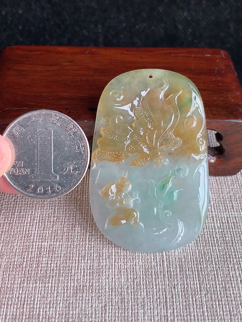 天然A货翡翠黄加绿双彩蝶念花吊坠 
尺寸53.2-34.5-4.5mm 重量15.36g 0410