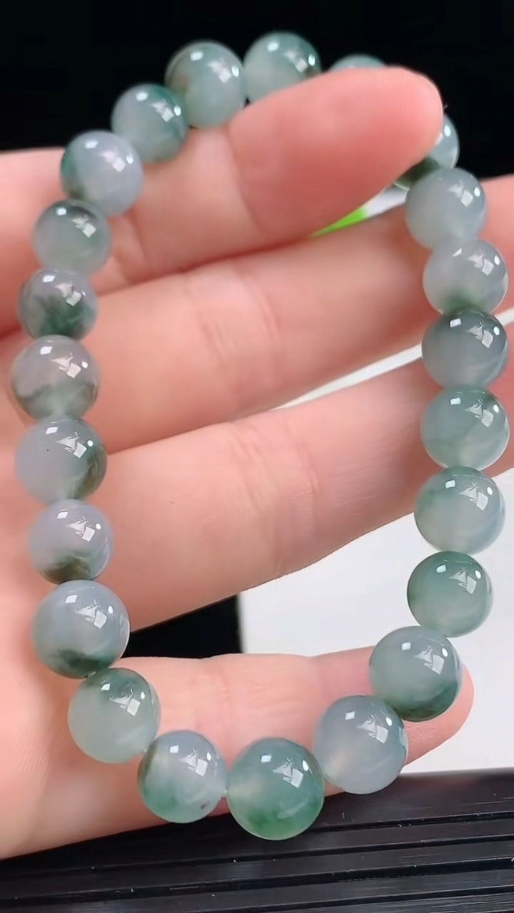 天然A货翡翠飘花圆珠手串尺寸7.8-23颗重量:19.11g4月11日
工厂直销收藏佳品,种好水足，色泽均匀，有种有色，上手高大气！