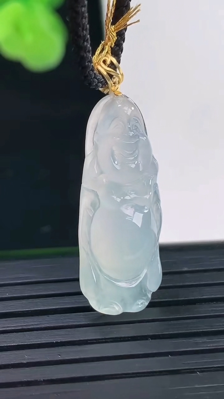 天然A货翡翠站佛 佛公吊坠尺寸26.8-10.6-5.7重量:3.00g
4月11日