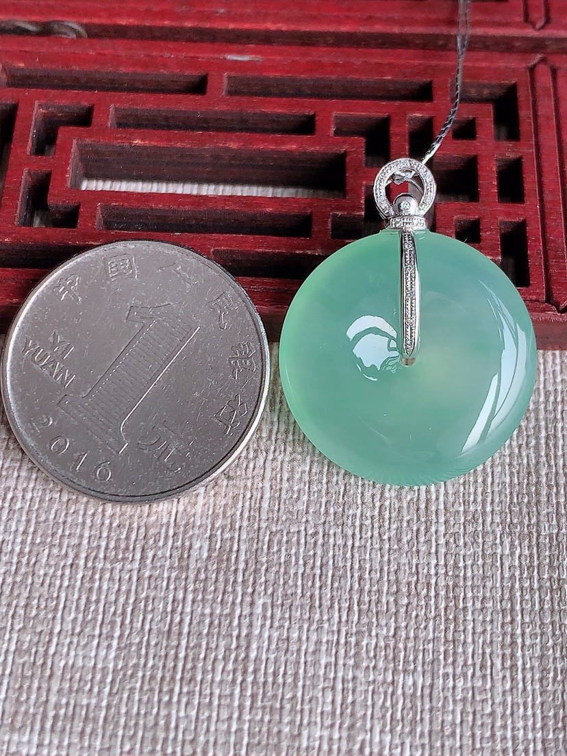 天然A货翡翠18K金镶嵌满绿晴绿平安扣吊坠 
尺寸30.2-23.6-5.5mm 重量6.75g 0410