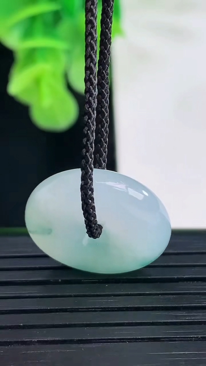 天然A货翡翠飘花平安扣吊坠尺寸19.4-5重量:4.64g
4月11日