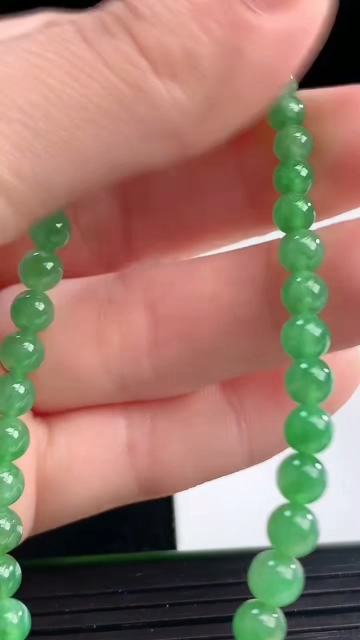 天然A货翡翠圆珠手串尺寸4.6重量:7.32g4月11日
工厂直销收藏佳品,种好水足，色泽均匀，有种有色，上手高大气！
