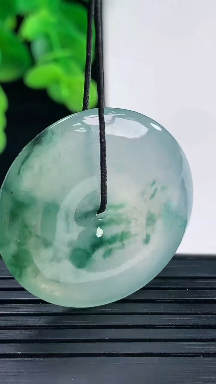 天然A货翡翠种飘花平安扣吊坠尺寸32-5.6重量:12.66g
4月11日