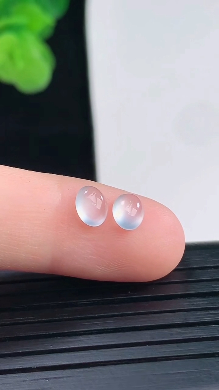 天然A货翡翠蛋面镶嵌件一对尺寸5.5-4.5-2.1重量:0.34g
4月11日