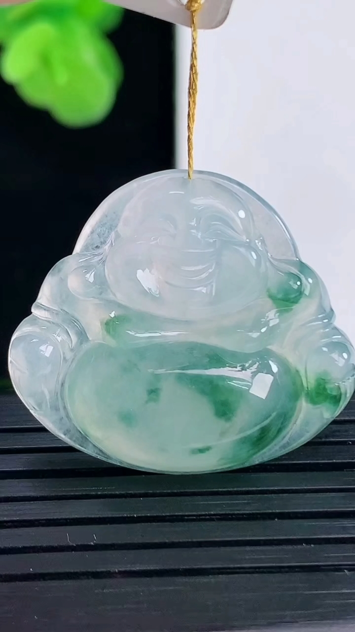 天然A货翡翠飘花佛公吊坠尺寸25.9-29.8-5.9重量:7.27g
4月11日